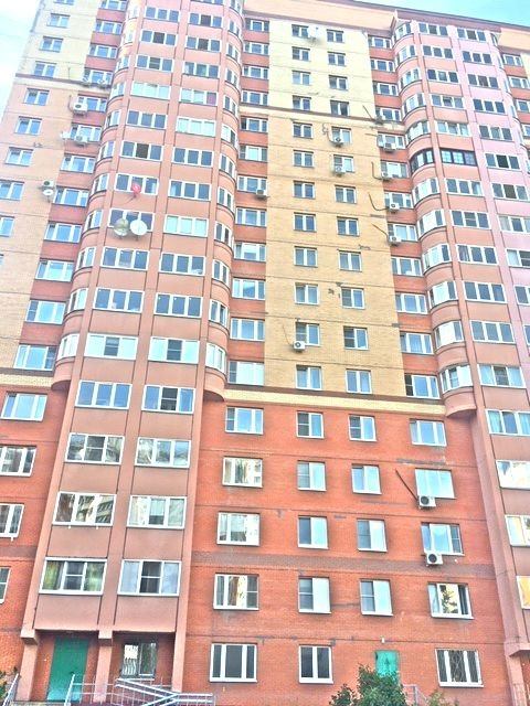 Продается просторная и уютная 4-х комнатная квартира в Москва, 1-я Вольская улица, 1к3.
Общая площадь 100,1 м*, просторная кухня 9 м*, с большим коридором и выгодной планировкой (распашонка), комнаты расположены справа и слева от коридора. Прекрасная возможность сделать квартиру для себя. Квартира